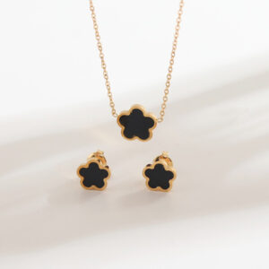 1 Pcs Simple and Stylish Stainless Steel 18K Gold-Plated Floral Four-Leaf Clover Necklace: The Best Birthday Gift for Mothers, D